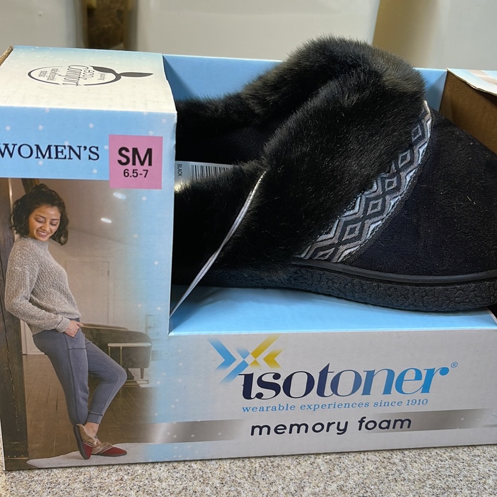 ISOTONER MEMORY FOAM.  SLIPPERS SM 6.5-7 black - Picture 3 of 11